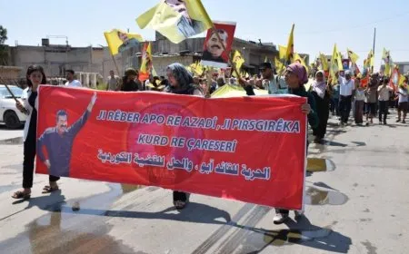 أهالي مقاطعة الفرات يخرجون في مسيرة مناهضة للعزلة