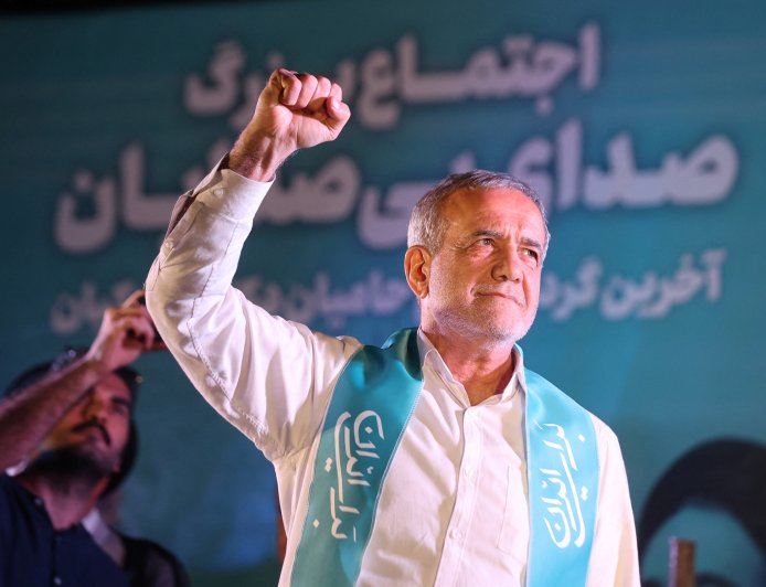 مسعود بزشكيان بعد الفوز في انتخابات الرئاسة الإيرانية: سنمدّ يد الصداقة للجميع