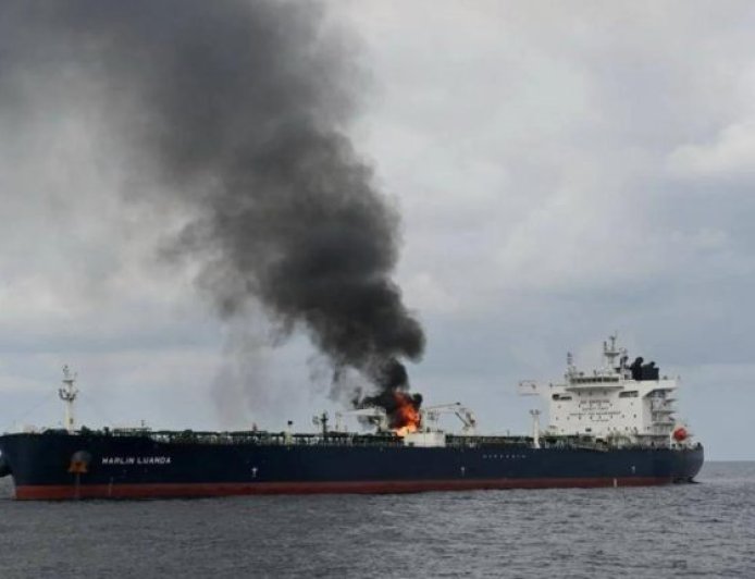 الحوثيون يستهدفون سفينة تجارية قبالة سواحل المخا في اليمن