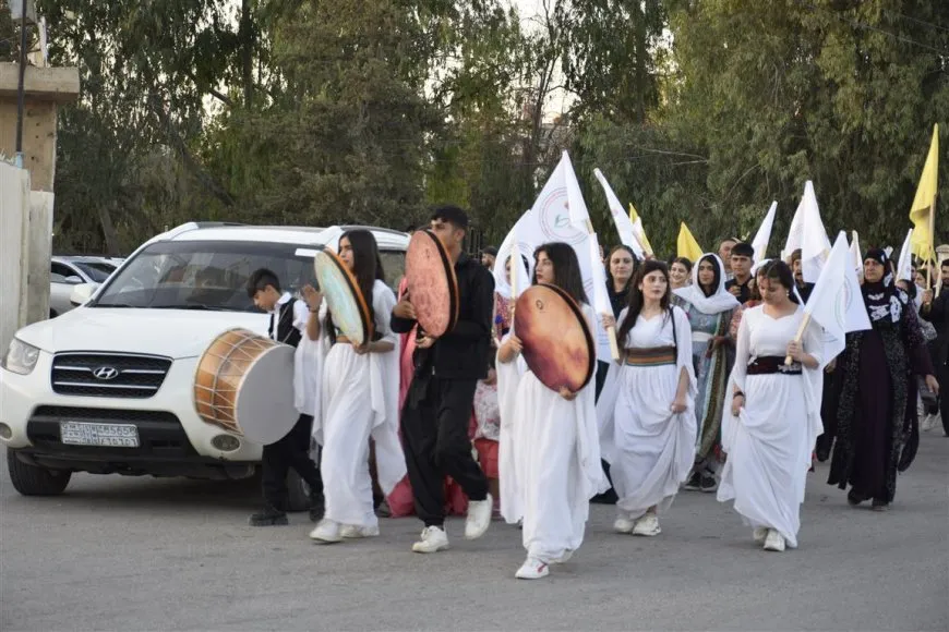 خلال مراسم الإعلان عن الانتهاء من رسم لوحات "مسيرة الحرية"