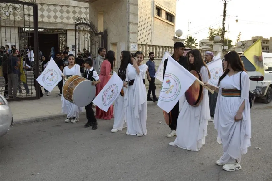 خلال مراسم الإعلان عن الانتهاء من رسم لوحات "مسيرة الحرية"