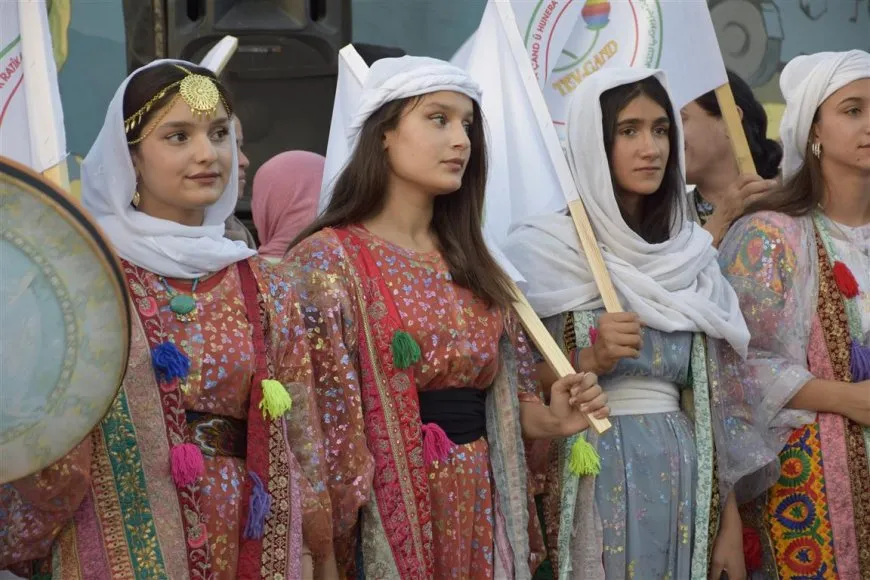 خلال مراسم الإعلان عن الانتهاء من رسم لوحات "مسيرة الحرية"