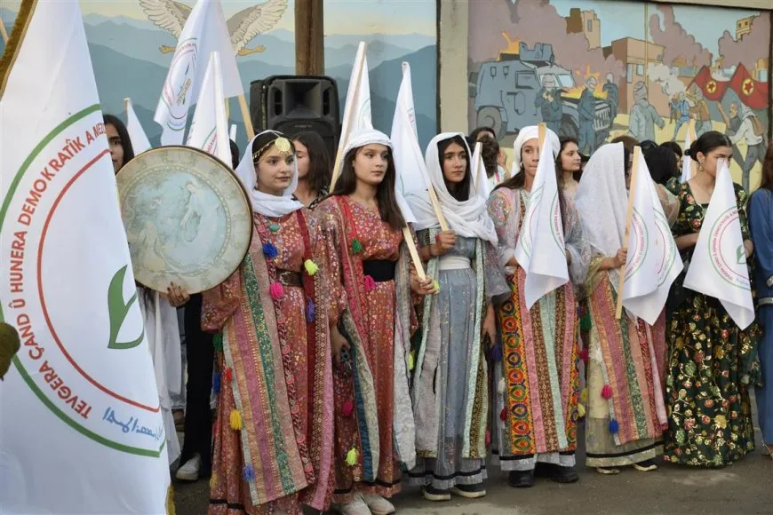 خلال مراسم الإعلان عن الانتهاء من رسم لوحات "مسيرة الحرية"