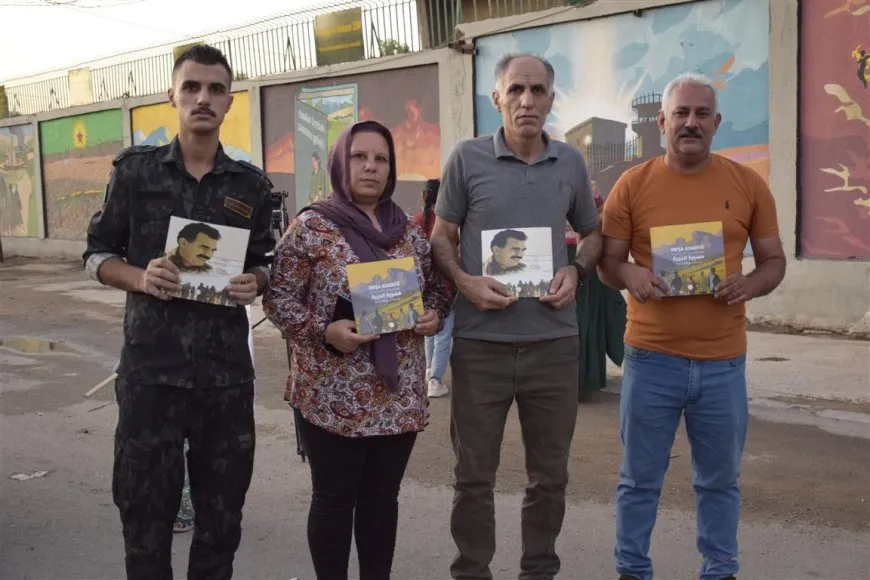 خلال مراسم الإعلان عن الانتهاء من رسم لوحات "مسيرة الحرية"