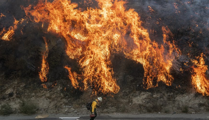 حريق ضخم في أمريكا يجبر الآلاف على إخلاء منازلهم