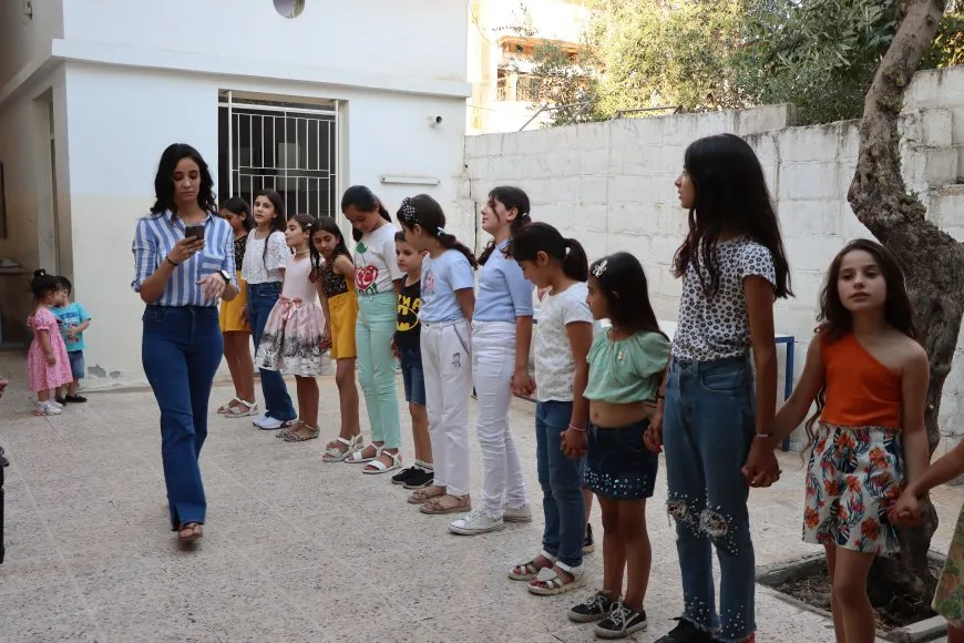 شابة سريانية تعلّم الفلكلور السرياني
