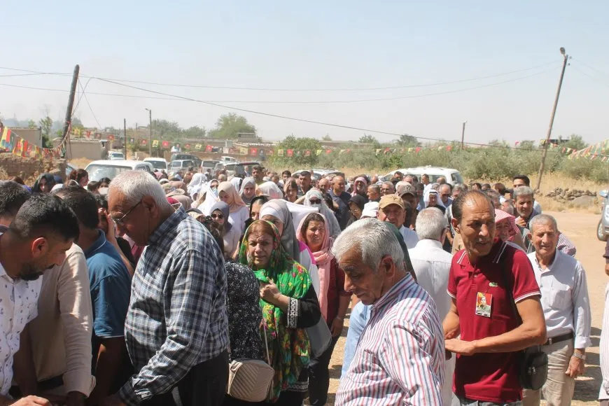 تقديم واجب العزاء لذوي الشهيدة آكري آزادي