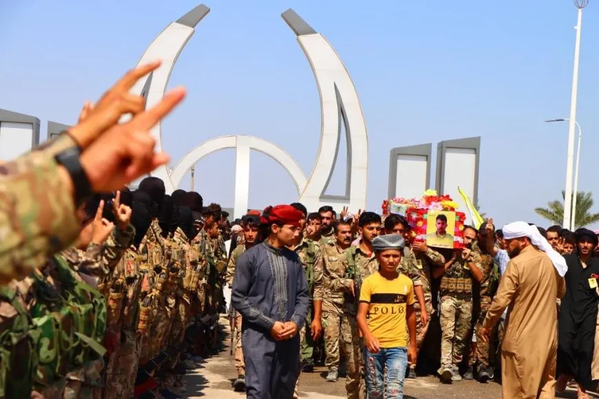 جثمان مقاتل لقوات سوريا الديمقراطية يوارى الثرى في الطبقة