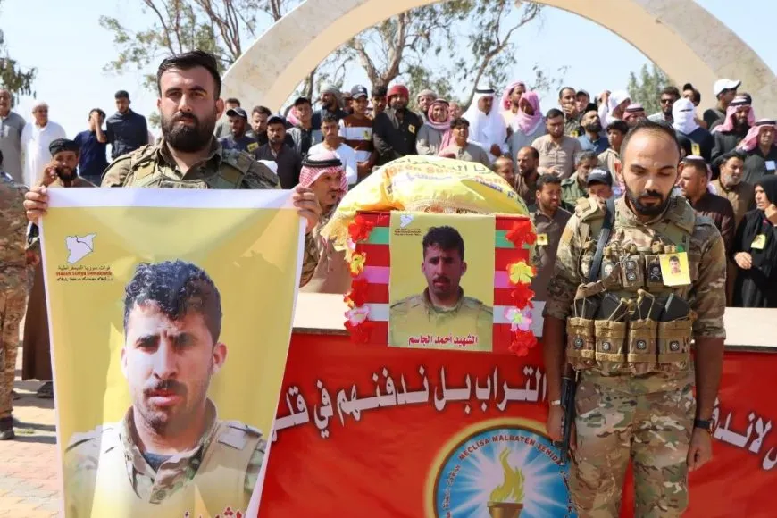 جثمان مقاتل لقوات سوريا الديمقراطية يوارى الثرى في الطبقة