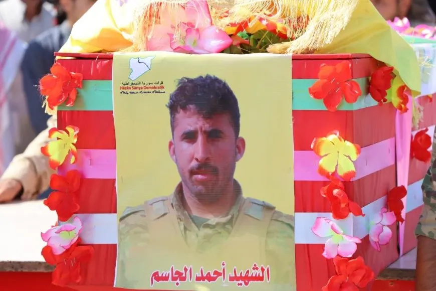 جثمان مقاتل لقوات سوريا الديمقراطية يوارى الثرى في الطبقة