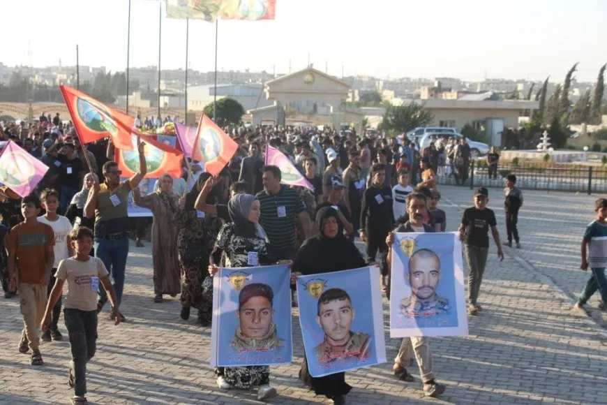 أهالي منبج في تشييع 3شهداء : نقف وقفة عز لنؤكد بأننا بوحدتنا وتكاتفنا سنحمي أرضنا