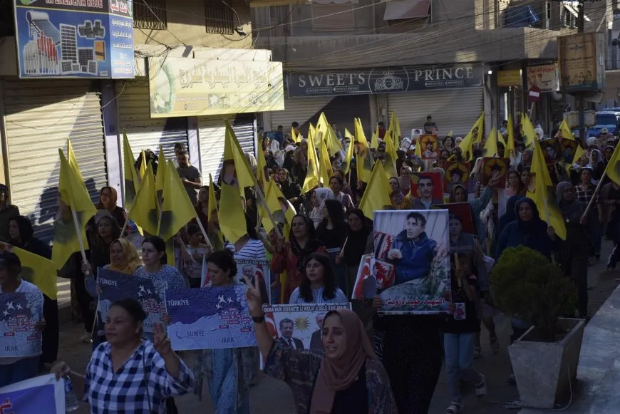 أهالي مدينة الدرباسية يتظاهرون ضد الخيانة والاحتلال