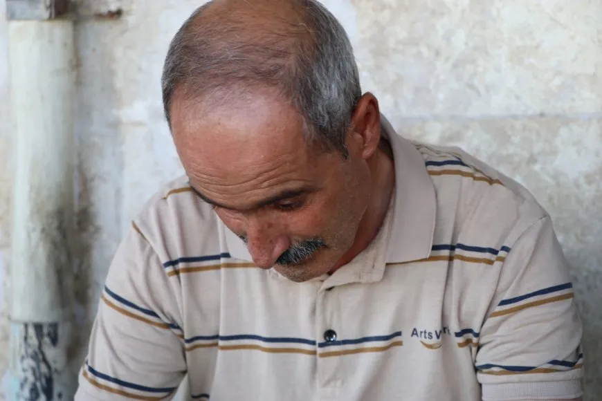 بعد تهجيره من عفرين يواصل عمله الذي يمتهنه منذ سنوات في بلدة فافين