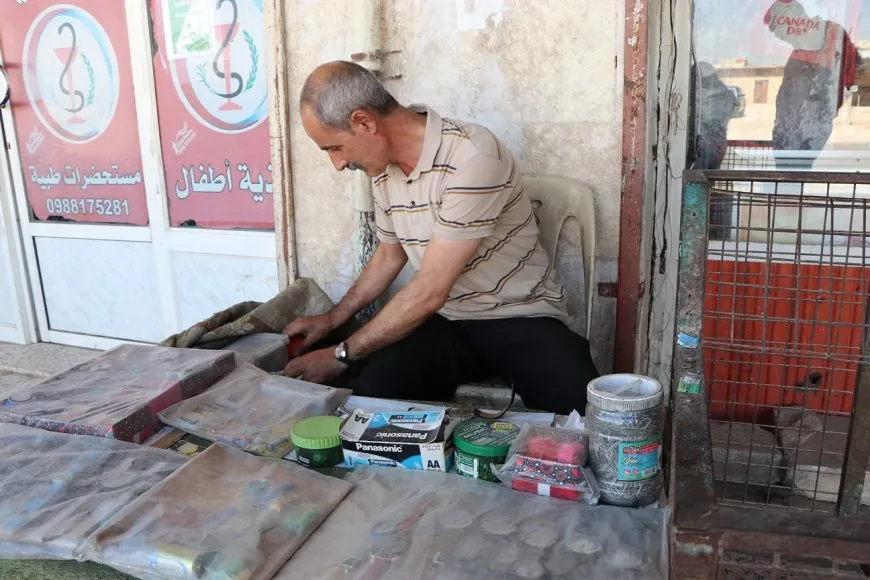 بعد تهجيره من عفرين يواصل عمله الذي يمتهنه منذ سنوات في بلدة فافين