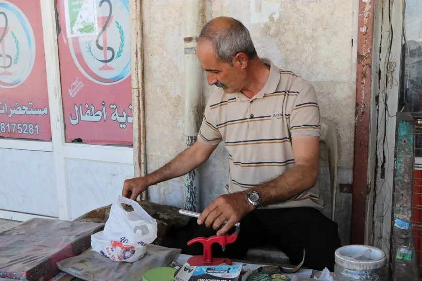 بعد تهجيره من عفرين يواصل عمله الذي يمتهنه منذ سنوات في بلدة فافين