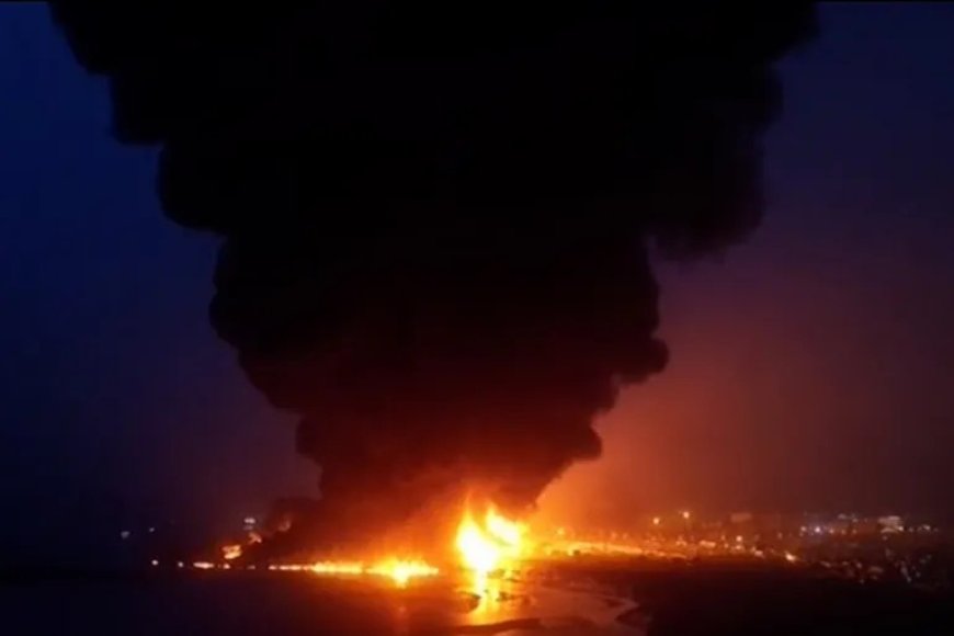 لليوم الثالث على التوالي لا تزال النيران مشتعلة بميناء الحديدة غرب اليمن
