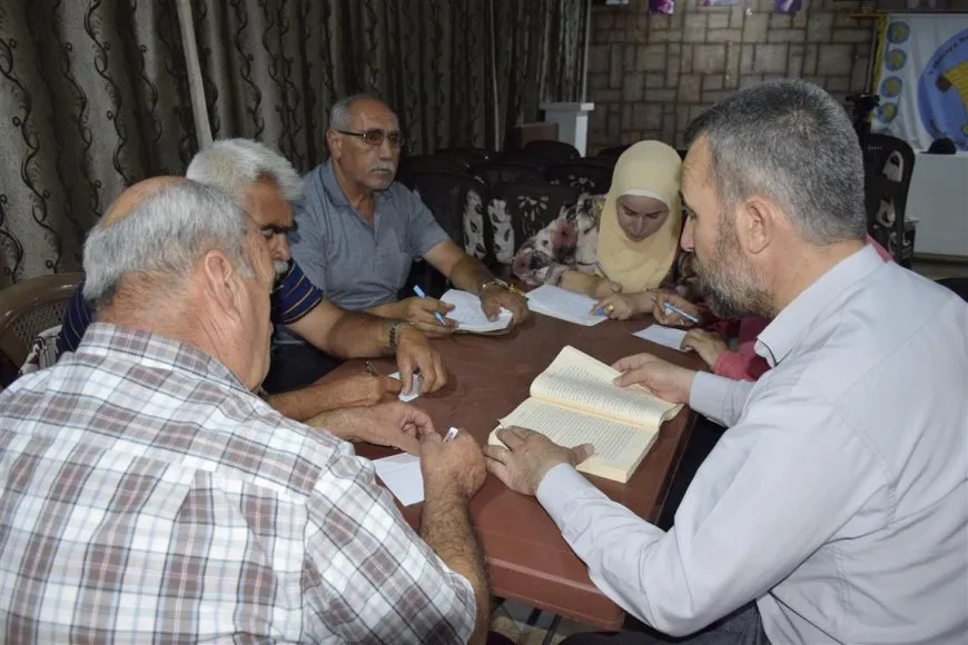 "كتب القائد آبو تمنحنا القوة والفكر"