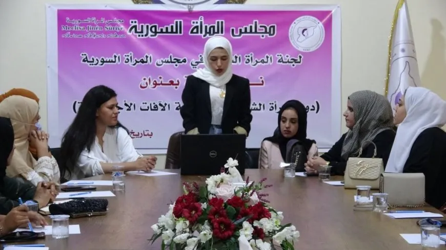 شابات يناقشن مشكلات مجتمعية ويضعن الحلول لمعالجتها