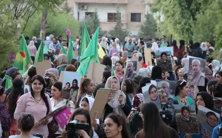 خلال وقفة احتجاجية: بفلسفة "المرأة الحياة الحرة" سنقف ضد الإبادات ونفشل السياسات المعادية للمرأة