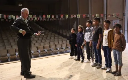 فنانون صغار على خُطى آرام تيكران يواجهون فوهات المدافع والحرب بفنهم