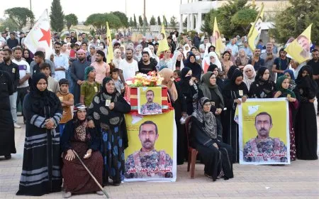 جثمان مقاتل من قوات سوريا الديمقراطية يوارى الثرى في الحسكة