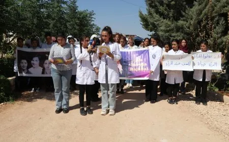طبيبات وعاملات في المجال الصحي بالشهباء يحتججن على خلفية مقتل الطبيبة الهندية