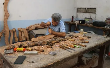 "أويمجي" يتمسك بالنقش اليدوي على الخشب رغم هيمنة التكنولوجيا الحديثة