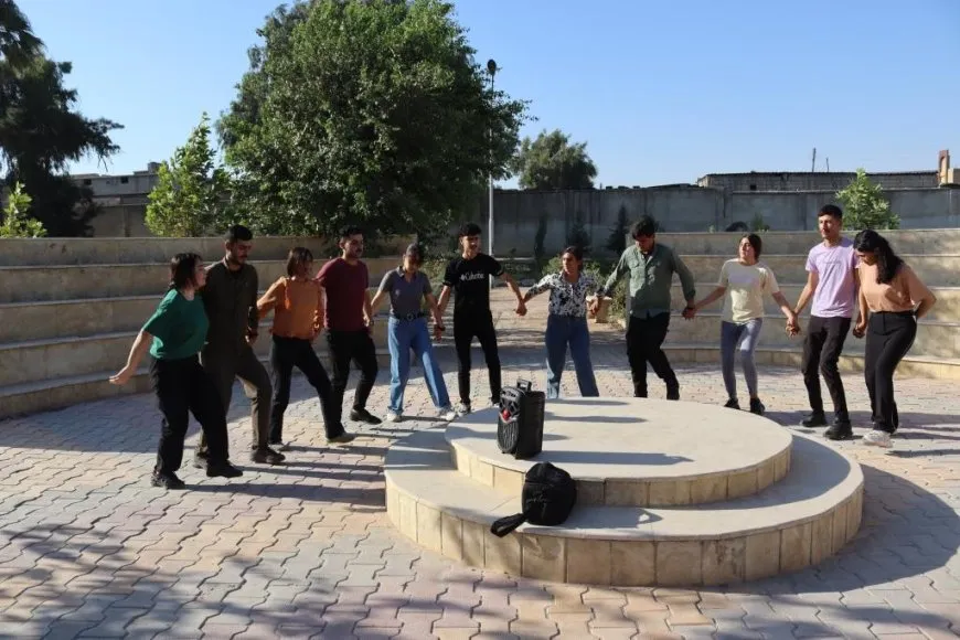 طلبة جامعة الشرق يدينون اعتقال السلطات التركية أشخاصاً لأنهم غنوا بالكردية