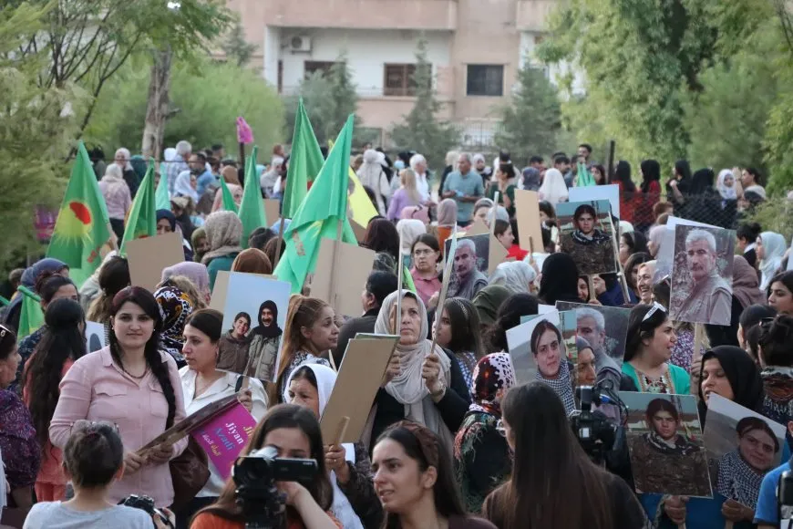 خلال وقفة احتجاجية: بفلسفة "المرأة الحياة الحرة" سنقف ضد الإبادات ونفشل السياسات المعادية للمرأة