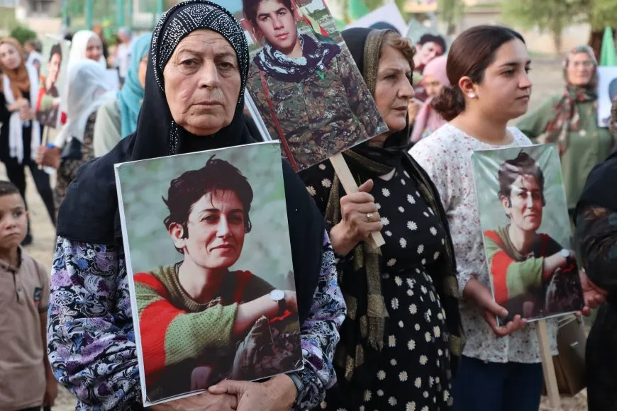 خلال وقفة احتجاجية: بفلسفة "المرأة الحياة الحرة" سنقف ضد الإبادات ونفشل السياسات المعادية للمرأة