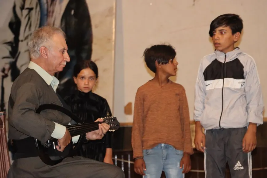 فنانون صغار على خُطى آرام تيكران يواجهون فوهات المدافع والحرب بفنهم