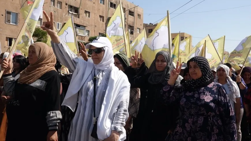 أهالي مقاطعة الطبقة ينددون بهجوم حكومة دمشق على مقاطعة دير الزور