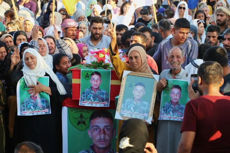 جثمان شهيد تصدى للهجمات على دير الزور يوارى الثرى