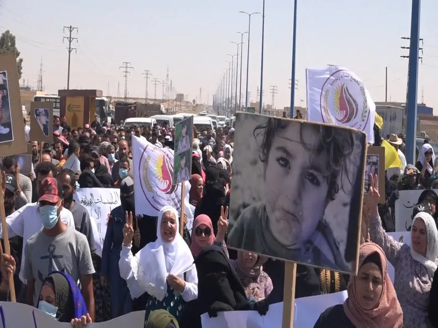 أهالي مقاطعة دير الزور ينددون بالهجمات التي طالتهم عبر مظاهرة