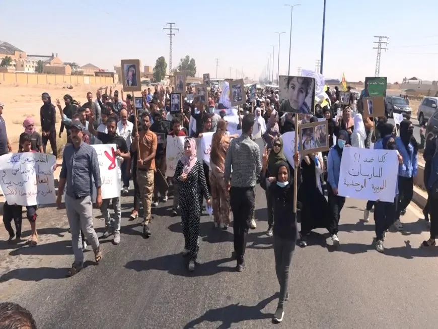 أهالي مقاطعة دير الزور ينددون بالهجمات التي طالتهم عبر مظاهرة