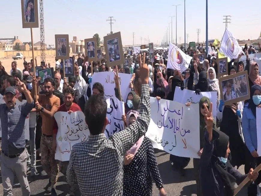 أهالي مقاطعة دير الزور ينددون بالهجمات التي طالتهم عبر مظاهرة