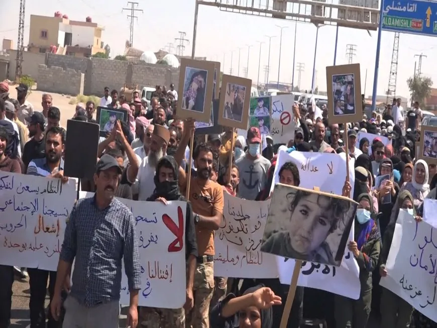 أهالي مقاطعة دير الزور ينددون بالهجمات التي طالتهم عبر مظاهرة