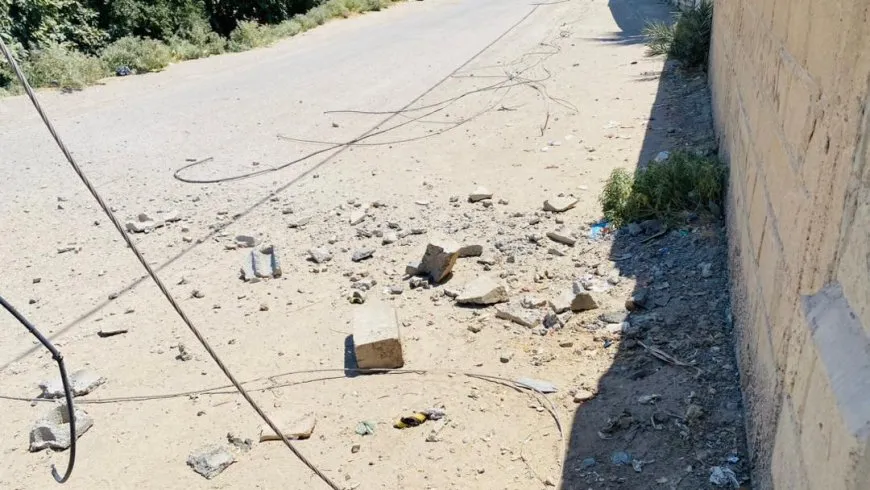 منازل مدمرة وأثاث متناثر نتيجة قصف قوات حكومة دمشق لدير الزور 
