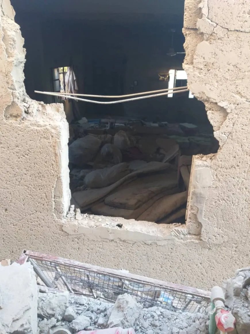 منازل مدمرة وأثاث متناثر نتيجة قصف قوات حكومة دمشق لدير الزور 