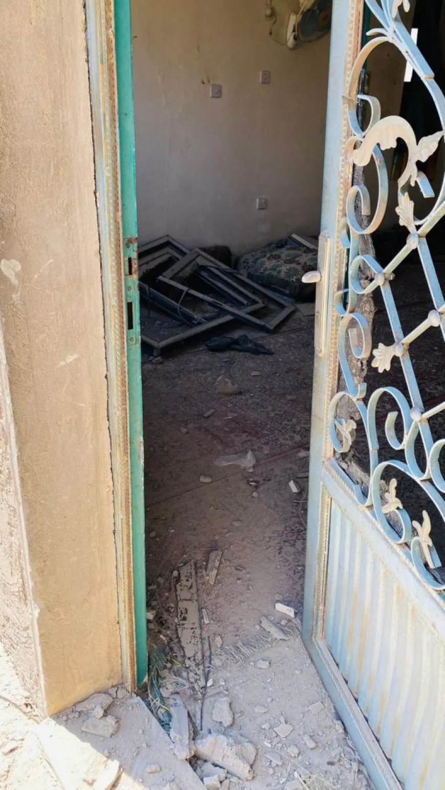 منازل مدمرة وأثاث متناثر نتيجة قصف قوات حكومة دمشق لدير الزور 