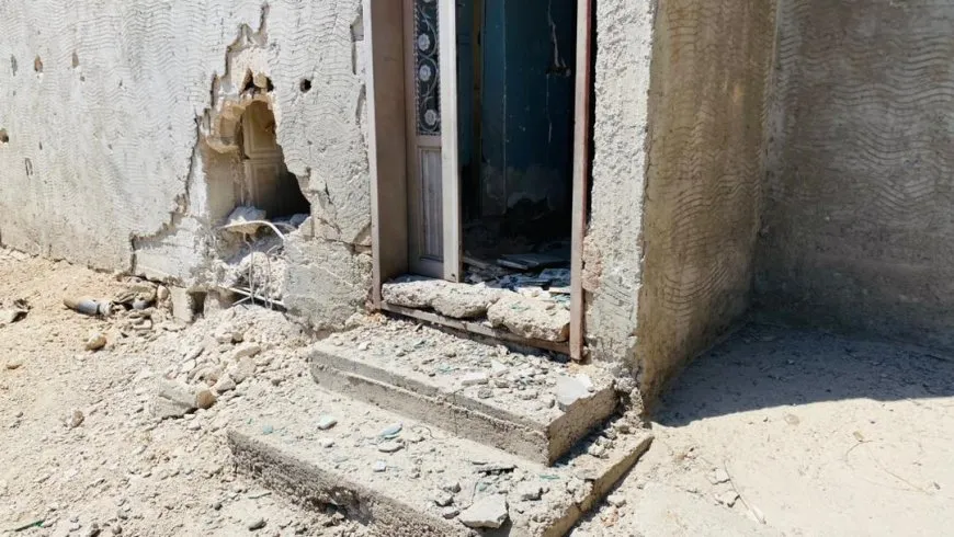 منازل مدمرة وأثاث متناثر نتيجة قصف قوات حكومة دمشق لدير الزور 