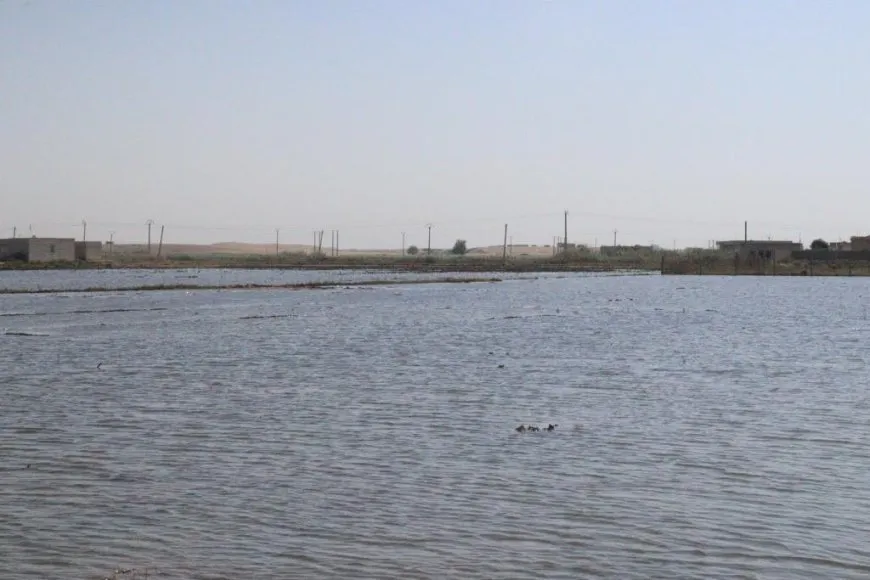 المياه تغمر الأراضي الزراعية وتقطع الطريق عن قرية في مقاطعة الرقة