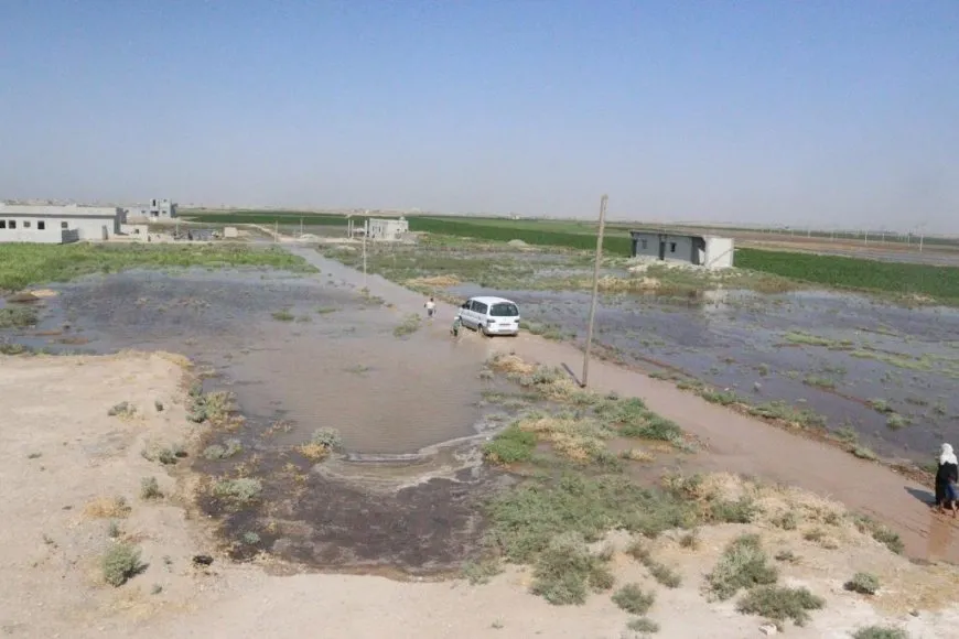 المياه تغمر الأراضي الزراعية وتقطع الطريق عن قرية في مقاطعة الرقة