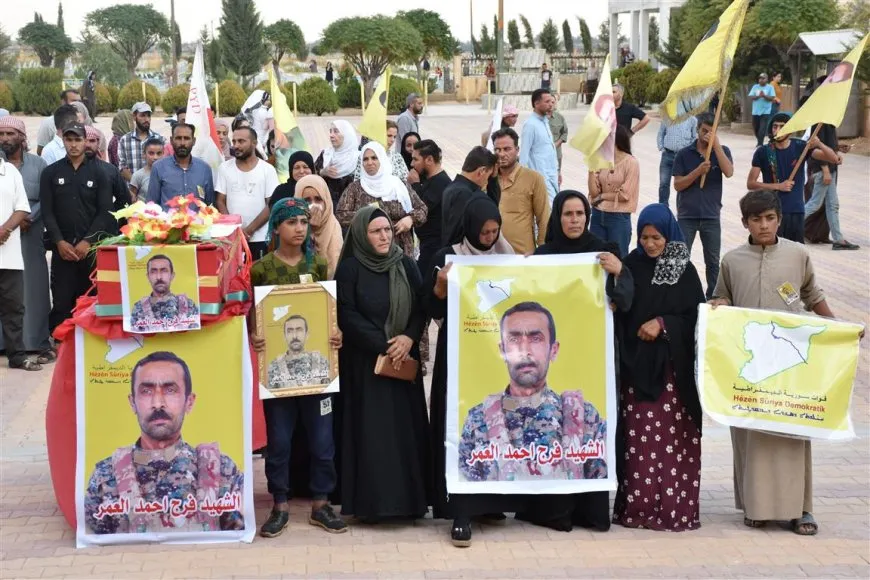 جثمان مقاتل من قوات سوريا الديمقراطية يوارى الثرى في الحسكة