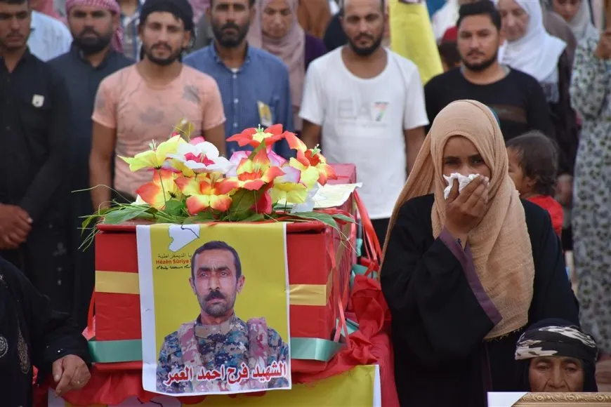 جثمان مقاتل من قوات سوريا الديمقراطية يوارى الثرى في الحسكة