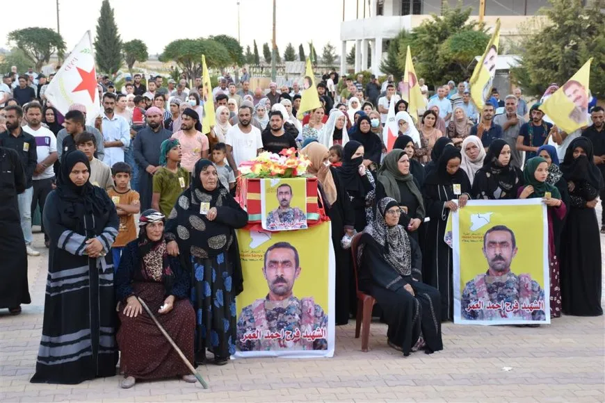 جثمان مقاتل من قوات سوريا الديمقراطية يوارى الثرى في الحسكة