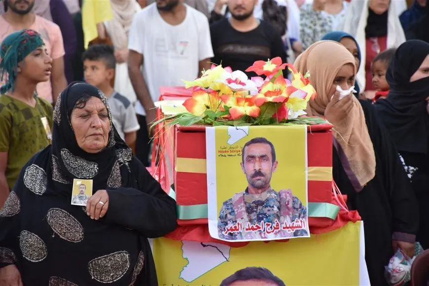 جثمان مقاتل من قوات سوريا الديمقراطية يوارى الثرى في الحسكة