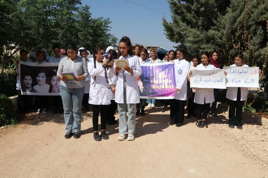 طبيبات وعاملات في المجال الصحي بالشهباء يحتججن على خلفية مقتل الطبيبة الهندية
