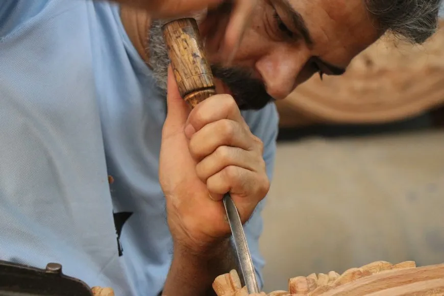 "أويمجي" يتمسك بالنقش اليدوي على الخشب رغم هيمنة التكنولوجيا الحديثة