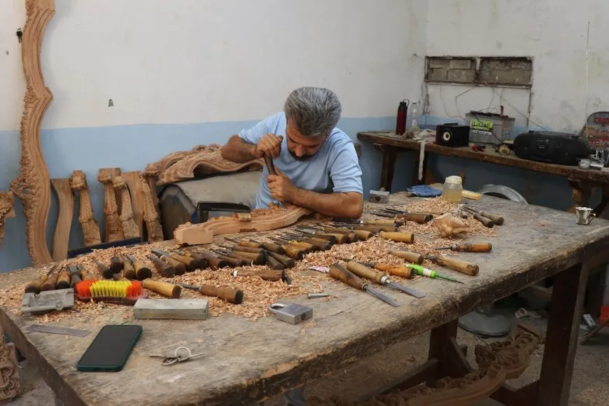 "أويمجي" يتمسك بالنقش اليدوي على الخشب رغم هيمنة التكنولوجيا الحديثة